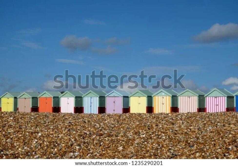 Cute With Kitchen, Patio And Free Parking Worthing