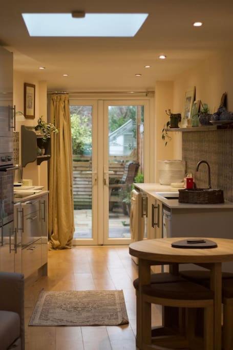 Cute With Kitchen, Patio And Free Parking Apartment *