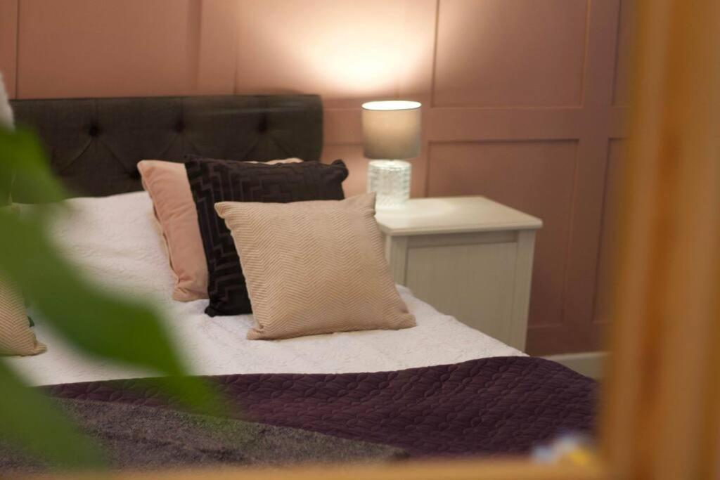 Cute With Kitchen, Patio And Free Parking *