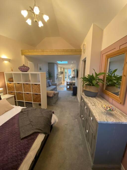 Cute With Kitchen, Patio And Free Parking * Worthing